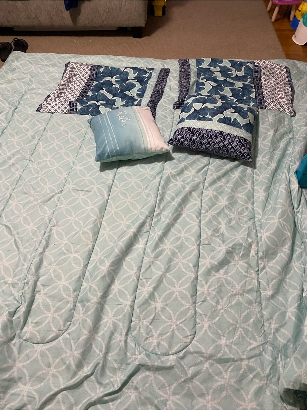Blue Floral Pattern queen comforter w/ 2 matching shams & 2 match decor pillows - Picture 10 of 15